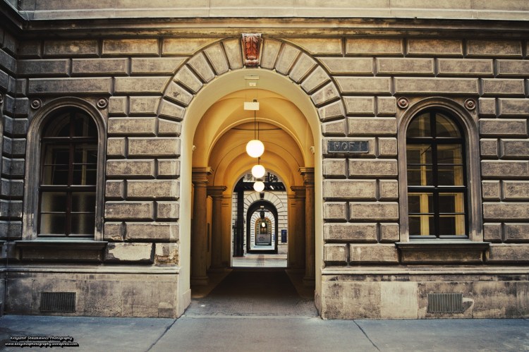 Spacerując rano po Ringu w Wiedniu, nie tylko unika się tłumów turystów. To też dobry moment, by poszukać klimatycznych zakamarków, takie jak to, które jest na terenie Uniwersytetu Wiedeńskiego. Jest to najstarsza i największa uczelnia w krajach niemieckojęzycznych. Powstała w 1365 roku, a obecnie kształci się na niej ponad 90tys studentów. 