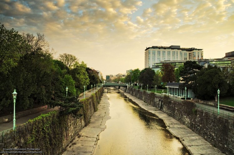 Poranek na Stadtparku. Stadtpark jest jednym z kilku parków przez które możemy przejść podczas zwiedzania wiedeńskiego Ringu. Moim zdaniem to jeden z najładniejszych i najbardziej klimatycznych parków na Ringu.