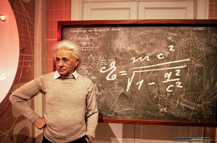 Jak widać Albert Einstein jest ,,wiecznie żywy" i obecnie ,,dorabia" sobie w Muzeum Figur Woskowych w Londynie.