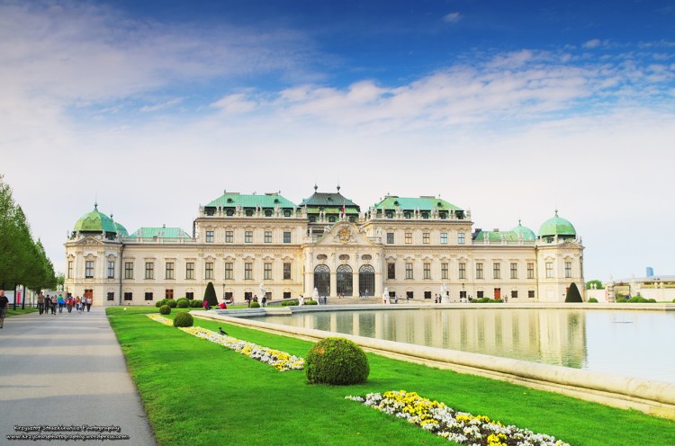 Belweder w Wiedniu. Podobnie jak każdy ważny budynek w Wiedniu, posiada jakiś ogród lub park, tak również i przy Belwederze możemy przejść się po przepięknym parku.