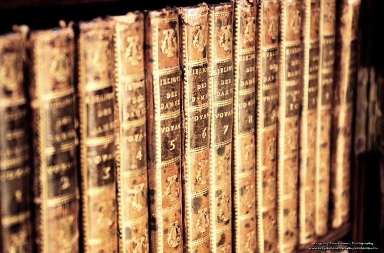 W Pałacu Myślewickim, w Łazienkach Królewskich, można zobaczyć starą biblioteczkę, a w niej stare książki, które są wielkości... niemal kieszonkowej (zdjęcie tego nie oddaje, bo nie ma punktu odniesienia)