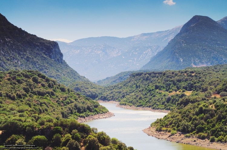 Piękne jezioro (tak jezioro, nie rzeka) pośród gór na Sardynii