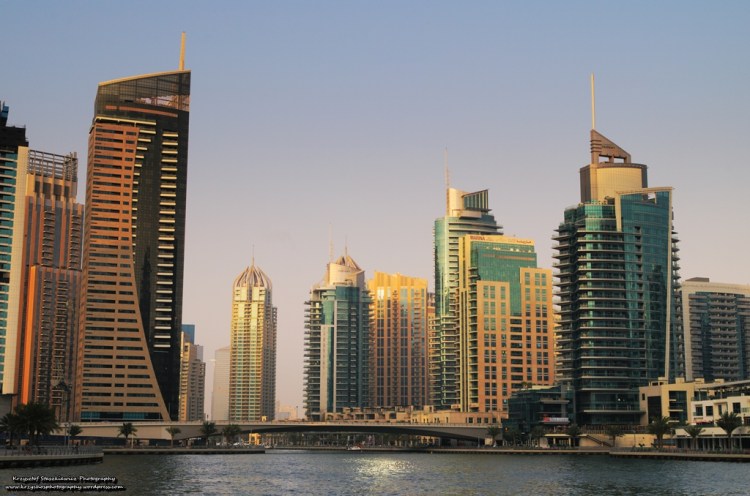Dubaj Marina, czyli olbrzymie skupisko bardzo wysokich biurowców oraz bloków mieszkalnych, oraz luksusowych hoteli, a pośrodku kanał, w którym cumuje cała masa jachtów.