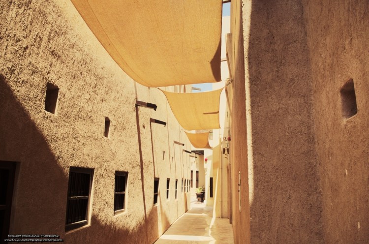 Dubaj to miasto kontrastów, z jednej strony można być na Burj Khalifa, albo na Marinie i podziwiać olbrzymie i nowoczesne budynki, a z drugiej strony, chwilę później można spacerować po wąskich uliczkach ,,Starego Dubaju". Serdecznie polecam taką odskocznie, włącznie z odwiedzeniem targów, które znajdują się właśnie w Starym Dubaju.