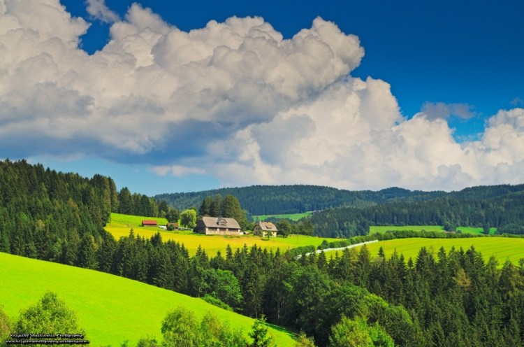 Gdzieś w Austrii, przy autostradzie znajduje się pewna wieża widokowa, zresztą jej zdjęcie było już na mojej stronie. W tym roku postanowiłem uwiecznić widok, który... raczej przypomina obrazek z serca gór, niż otoczenie bardzo ruchliwej autostrady, pod którą jest... miasteczko.