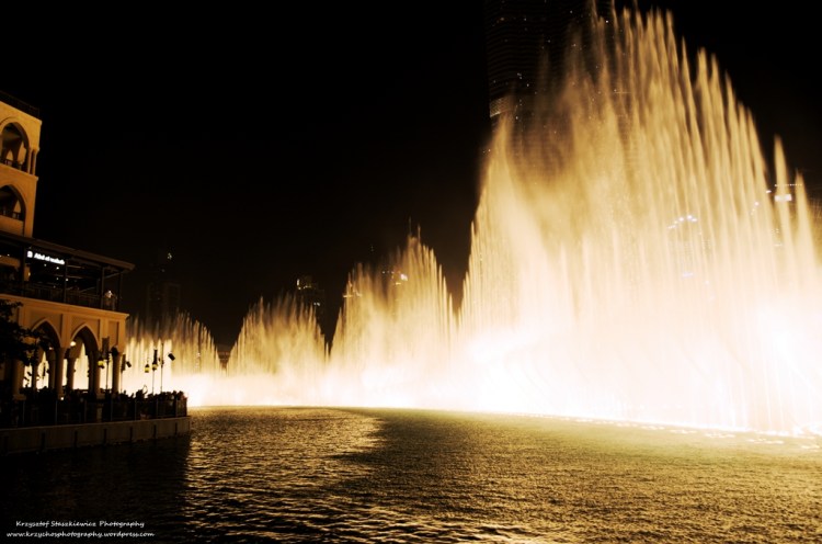 Pokaz fontann przy Dubai Mall. Niby ładny, ale jeśli mam być szczery to wolałbym przejść się po Starym Dubaju wieczorem, niż iść po raz kolejny na pokaz, który trwa mniej niż 10min i po kolejnych 20min zaczyna się dokładnie taki sam pokaz jeszcze raz.