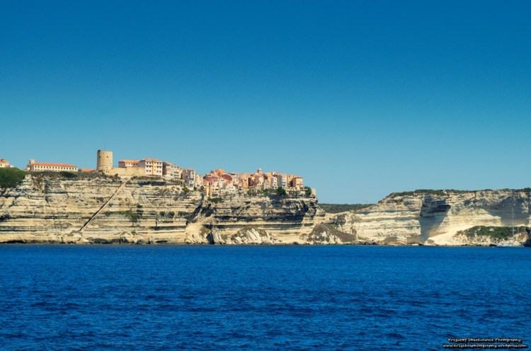Piękne, korsykańskie miasteczko, sfotografowane z Cieśniny Św. Bonifacego, która oddziela Sardynie od Korsyki.