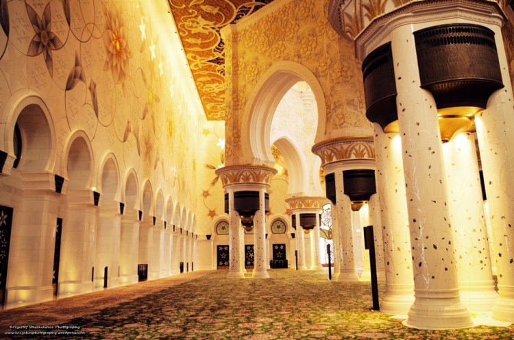 Wnętrze meczetu w Abu Dhabi. Jest to jeden z największych meczetów na świecie i jeden z nielicznych udostępnionych dla turystów.