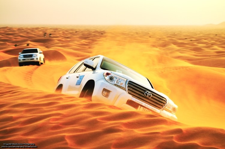 Toyota Land Cruiser podczas przebijania się przez pustynne tereny ZEA.