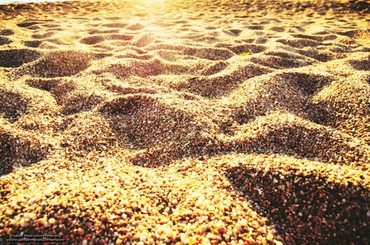 Plaże na Korsyce są bardzo zróżnicowane, może na nich być drobniutki, miły piasek, są czarne piaski, mogą być typowe plaże kamieniste, a mogą też być plaże, które składają się z bardzo drobniutkich kamyczków, tak jak tutaj na zdjęciu. I to chyba właśnie takie plaże są najlepszymi plażami z jakimi się spotkałem... no może minusem jest to, że nie ma muszelek. 