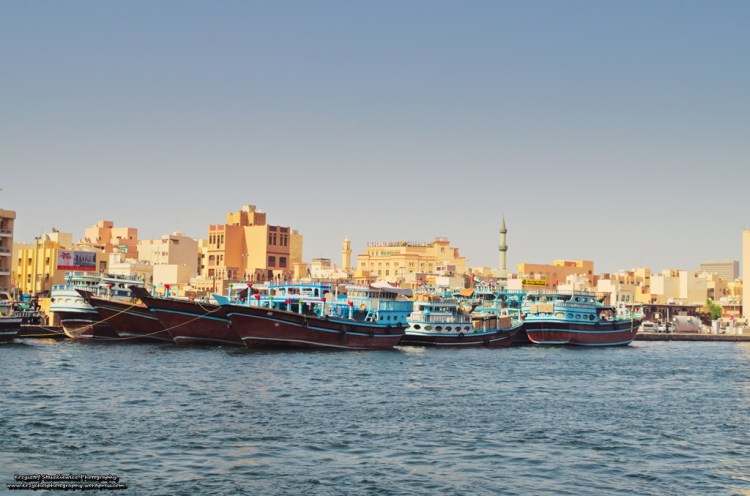 Może ciężko w to uwierzyć, ale widoczne na zdjęciu statki, dostarczają towary do ,,Starego Dubaju". Trochę to nietypowo wygląda, biorąc pod uwagę rozmach jaki mają w tym mieście... Nietypowo, ale to kolejna rzecz, która nadaje ,,Staremu Dubajowi" klimatu.