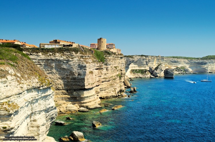 Nie tak dawno dodawałem zdjęcie Bonifacio, tylko że wykonane z cieśniny która oddziela Korsykę od Sardynii. Dzisiaj czas na Bonifacio z bliska. 