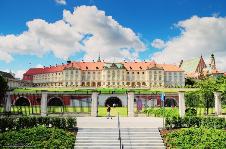 Zamek Królewski w Warszawie, sfotografowany z nieco innej perspektywy, niż jest to ogólnie przyjęte.