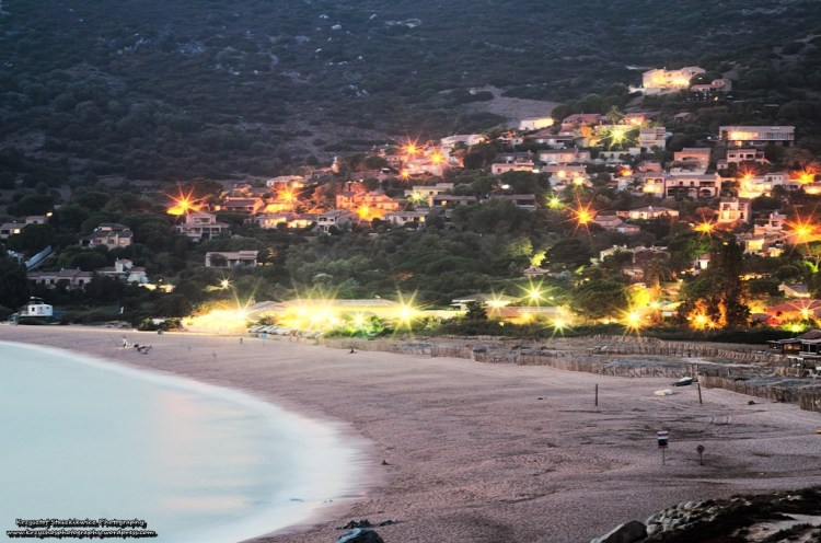 Plaża w Appietto sfotografowana na długim czasie naświetlania, tuż po zachodzie słońca.  Takie jakieś wizje.