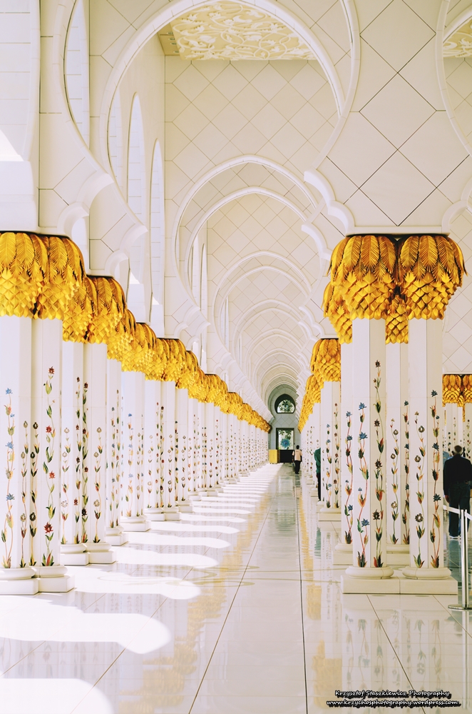 Sheikh Zayed Mosque to jeden z nielicznych meczetów, który jest udostępniony do zwiedzania ,,niewiernym". I trzeba powiedzieć wprost, że robi ogromne wrażenie.