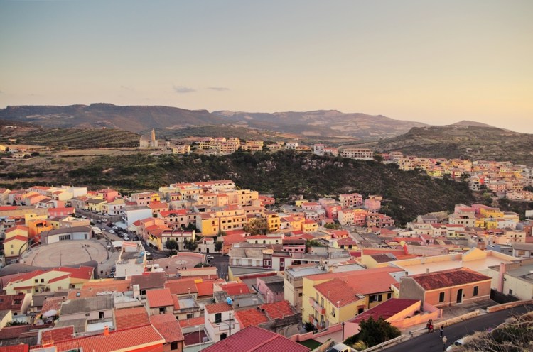 Widok na prześliczne miasteczko, oświetlone ciepłymi promieniami zachodzącego słońca.