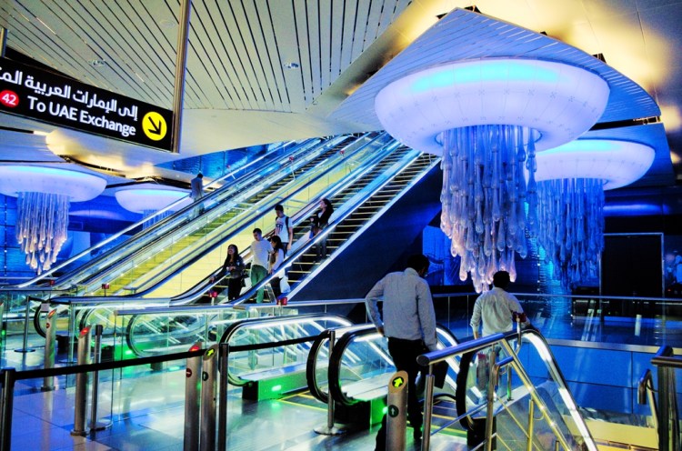 Stacja metra ,,BurJuman" w Dubaju. Jest to jedna z dwóch stacji przesiadkowych, pomiędzy czerwoną i zieloną linią metra.