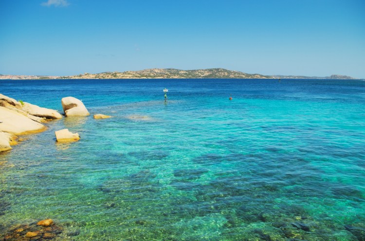 Widok z Palau. Pierwsza widoczna wyspa to Isola Santo Stefano, zaraz za nią widać wyspę Maddalena