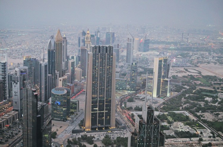 Tak naprawdę dopiero z Burj Khalifa widać pewien fenomen Dubaju, czyli to, że jest to miasto wybudowane pośrodku niczego i wokół niego... też nie ma niczego, no oprócz ropy. Niestety widoczność dosyć ograniczona przez pył znad pustyni.