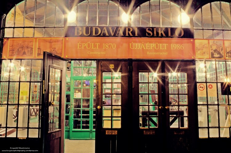 Wejście do zabytkowej kolejki Siklo, łączącej Wzgórze Zamkowe z Clark Adam Ter.