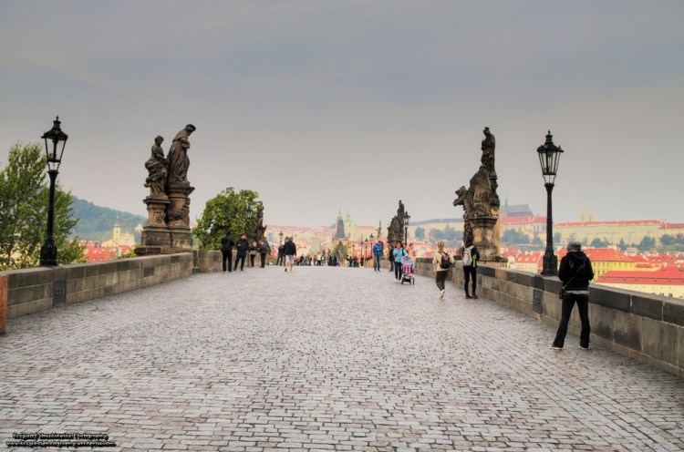 Most Karola w Pradze. W ciągu dnia w tym miejscu jest czarno od ludzi, to tylko pokazuje, że warto takie atrakcje zobaczyć z samego rana.
