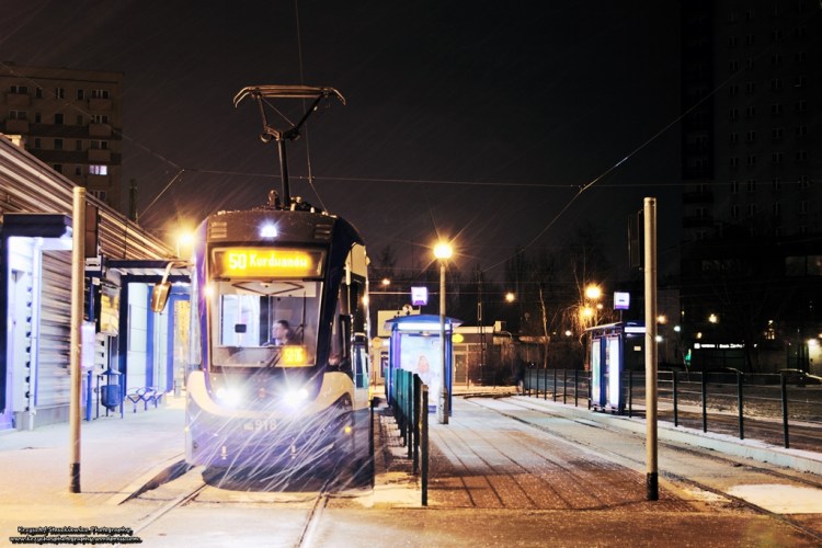 Krakowiak oczekujący na jeden z pierwszych odjazdów linii 50 z Krowodrzy Górki. Zdjęcie wykonane podczas imprezy ,,Krakowska Nocka 2016"