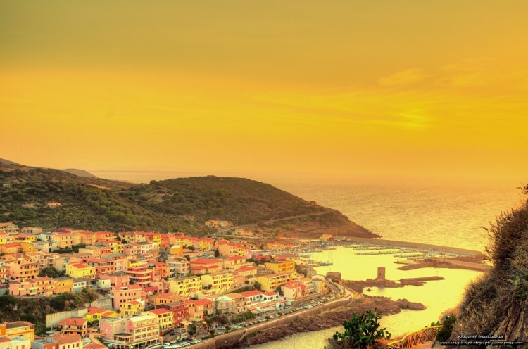 Wieczór w przepięknym miasteczku Castelsardo na Sardynii