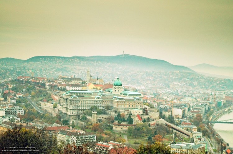 Widok z Góry Gellerta. W głównym kadrze Zamek Królewski w Budapeszcie. 