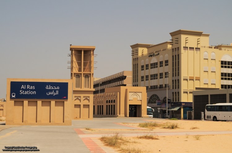 Stacja metra Al Ras w Dubaju.  Warto zwrócić uwagę na fakt, że projektant pomyślał o tym, by wygląd zewnętrzny stacji wpasowywał się w okolice w której się stacja znajduje, a znajduje się w Starym Dubaju. 
