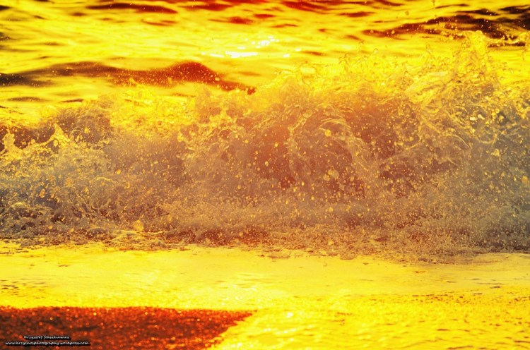 Malutka fala, a w zasadzie jej ostatnie chwile w blasku zachodzącego słońca.