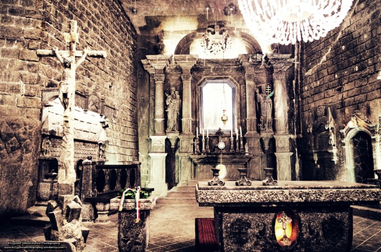 Ołtarz główny w Kaplicy Św. Kingi w Kopalni Soli w Wieliczce. 