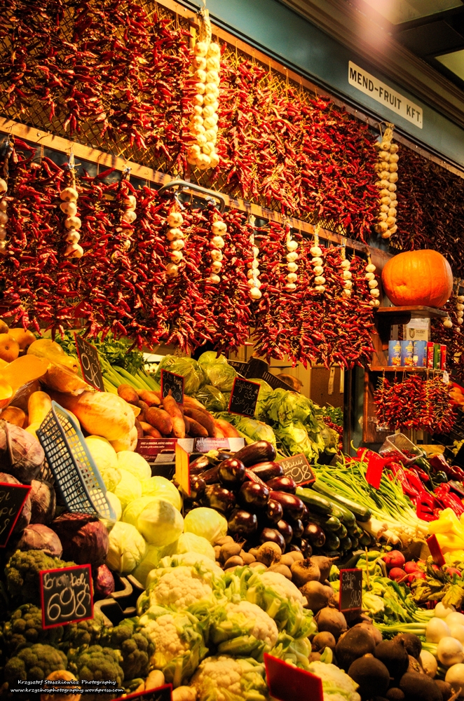 Stoisko na Hali Targowej w Budapeszcie  Na Hali Targowej można kupić w zasadzie wszystko, poczynając od chleba, poprzez bardzo intensywnie pachnące szynki, świeże owoce i warzywa, lokalne czekolady, bardzo ostre przyprawy, pamiątki, aż po rękodzieła. Można również zjeść tradycyjne potrawy Węgierskie i napić się lokalnego piwa. 