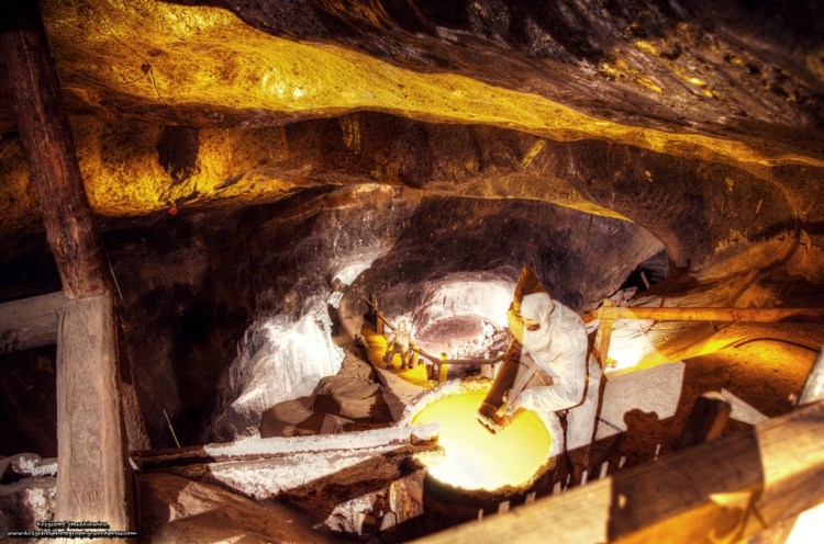 Jedna z licznych ,,scenek" w Kopalni Soli w Wieliczce, przedstawiająca, jak niegdyś wydobywano sól w wielickiej kopalni.