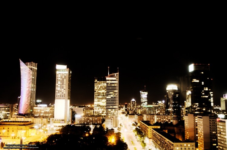 Nocna Warszawa, sfotografowana z 20-ego piętra, jednego z bloków mieszkalnych.