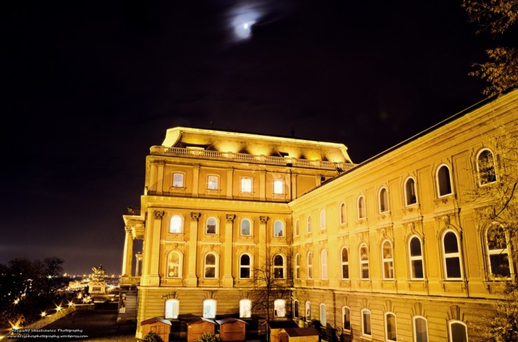 Zamek Królewski wieczorową porą. 