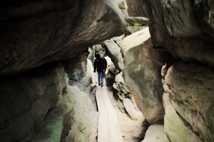 Przeciskanie się przez przyjemny i łatwy szlak w Błędnych Skałach. Kto nie był, polecam. 