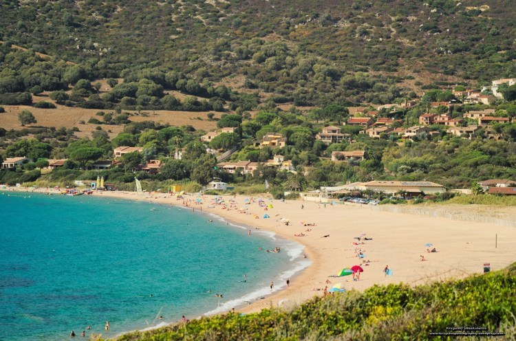 Jedna z licznych, małych i przepięknych korsykańskich zatoczek.