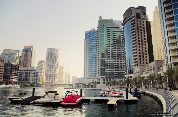 Jedno z wielu ujęć podczas spaceru deptakiem wzdłuż Dubai Mariny.