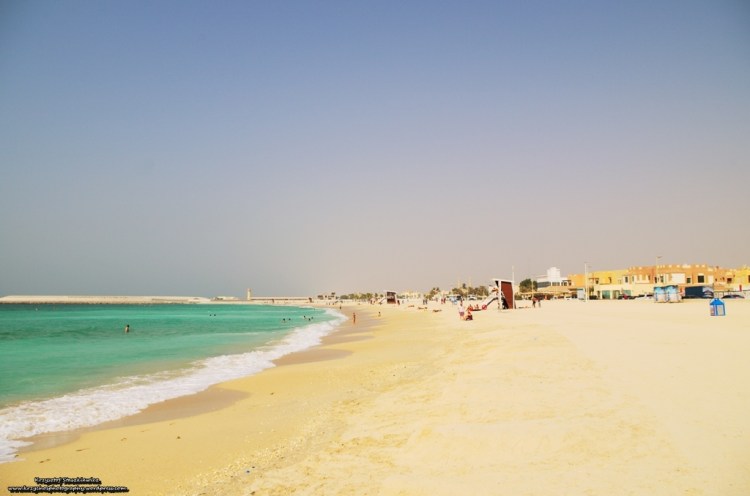 Jedna z kilku miejskich plaż w Dubaju. Ostrzeżenie! Nigdy nie wchodź na plażę w lecie, gołymi stopami. Inaczej czeka Cię solidne poparzenie. 