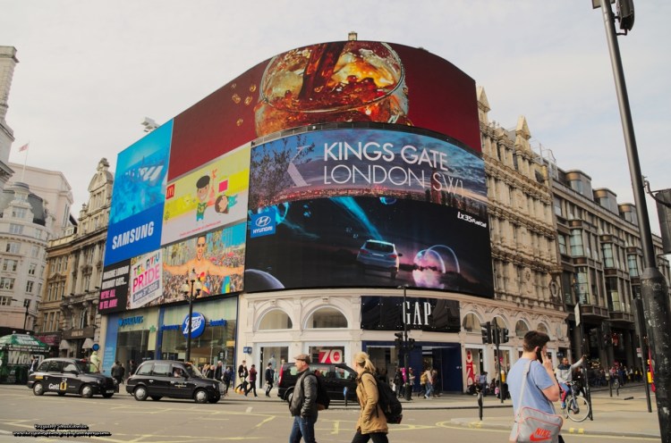 Słynny londyński plac Picadilly Circus za dnia.