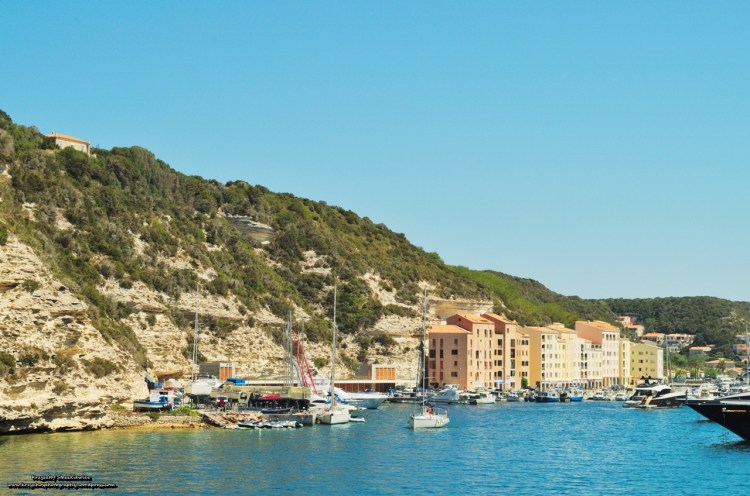 Port w Bonifacio. Nie ma co ukrywać, że wpłynięcie do niego promem pasażerskim to nie lada wyczyn.