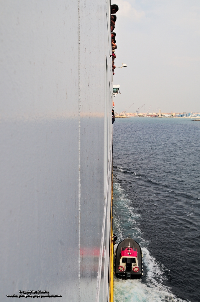 Ostatnie chwile przed wejściem do portu w Livorno. Na zdjęciu moment wejścia pilota portowego na pokład promu. Dopiero takie zdjęcie uświadamia ogrom promu. 