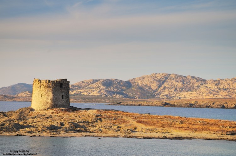 Okolice najsłynniejszej i ,,niby" najpiękniejszej plaży na Sardynii. Na pierwszym planie Isola della Pelosa, a w tle Isola Piana. Ze względu na ogromną liczbę ludzi na tej plaży, nie polecam.
