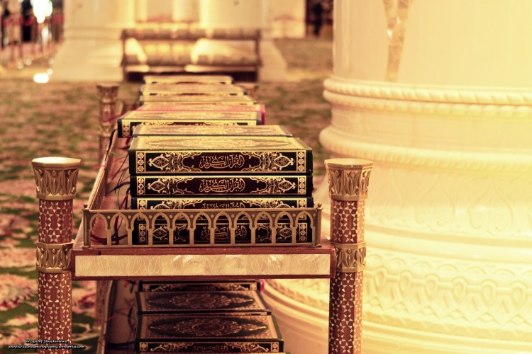 Jeden z licznych stoliczków ze Świętą Księgą Islamu. Ostrzegam, że kto się dopuści rasistowskich komentarzy, ten zostanie zbanowany na zawsze.