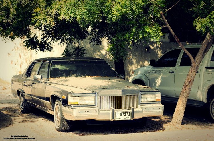 Opuszczony samochód w Dubaju. Jego stan tylko potwierdza to, że przestępczość w tym kraju jest bardzo mała, a już z pewnością nikt o normalnych zmysłach nie popełni przestępstwa na ulicy.