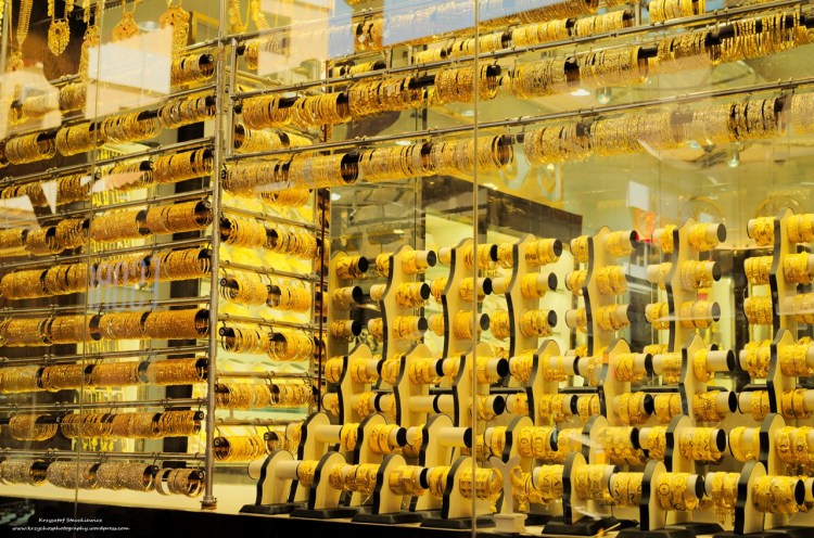 Zbliżenie na jeden z licznych sklepów sprzedających złotą biżuterię, na Targach Złota w Starym Dubaju